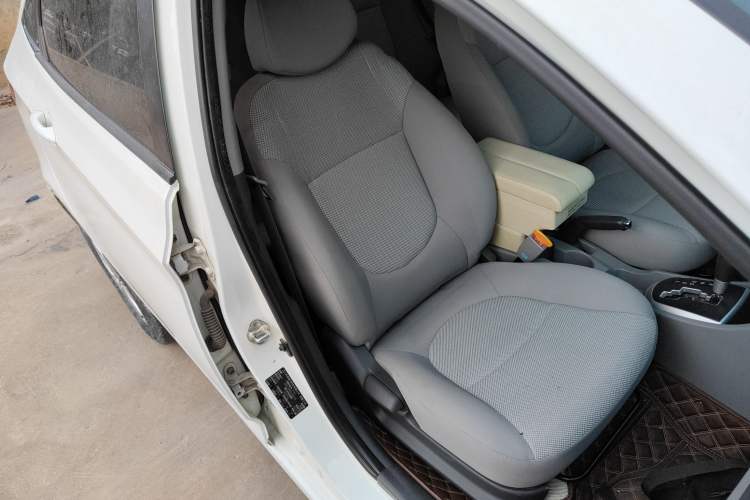 Used Hyundai Verna (older generation) 2013 Sedan 1.4L Automatic Standard GL Model Right Front Seat