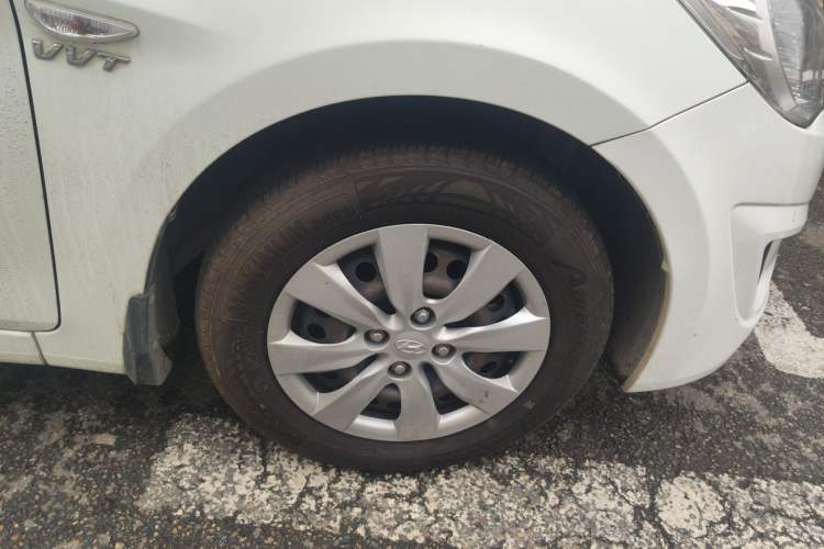 Used Hyundai Verna (older generation) 2013 Sedan 1.4L Automatic Standard GL Model Right Front Wheel Hub