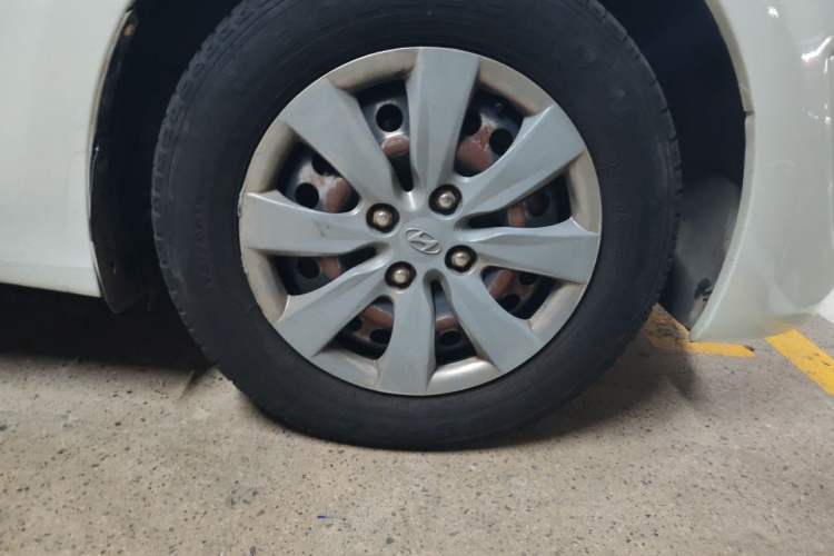 Used Hyundai Verna (older generation) 2013 Sedan 1.4L Automatic Standard GL Model Right Front Wheel Hub