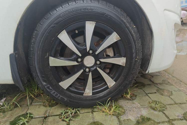 Used Hyundai Verna (older generation) 2013 Sedan 1.4L Automatic Standard GL Model Right Front Wheel Hub