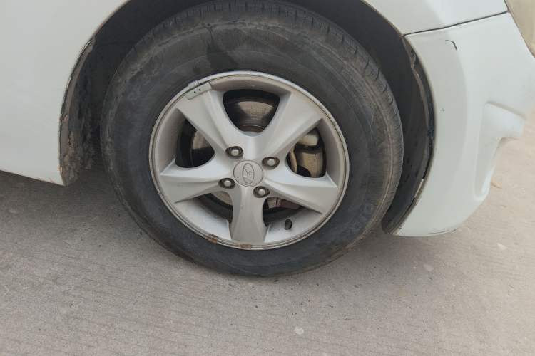 Used Hyundai Verna (older generation) 2013 Sedan 1.4L Automatic Standard GL Model Right Front Wheel Hub