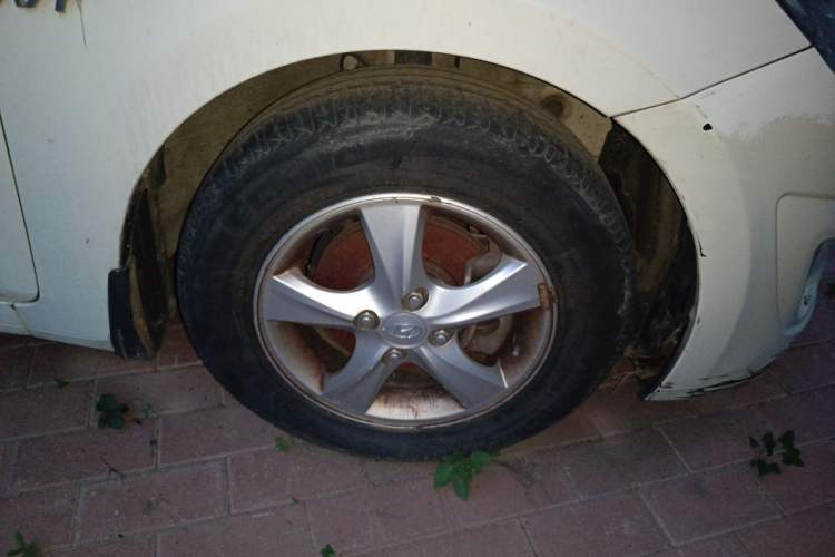 Used Hyundai Verna (older generation) 2013 Sedan 1.4L Automatic Standard GL Model Right Front Wheel Hub