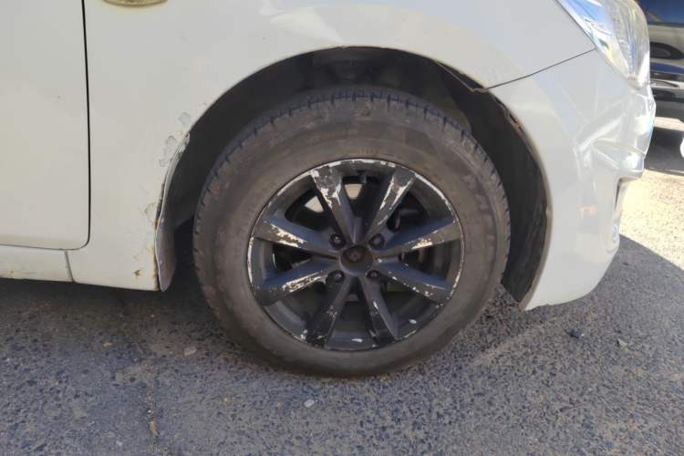 Used Hyundai Verna (older generation) 2013 Sedan 1.4L Automatic Standard GL Model Right Front Wheel Hub