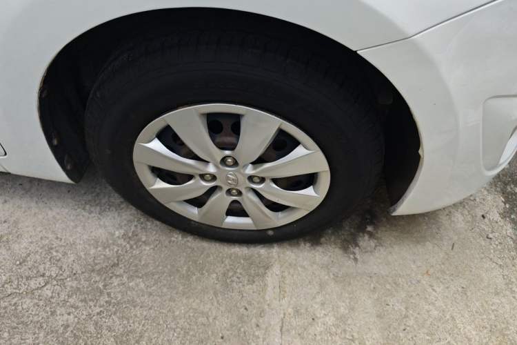Used Hyundai Verna (older generation) 2013 Sedan 1.4L Automatic Standard GL Model Right Front Wheel Hub