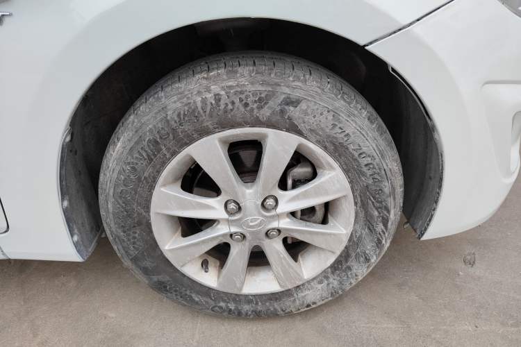 Used Hyundai Verna (older generation) 2013 Sedan 1.4L Automatic Standard GL Model Right Rear Wheel Hub