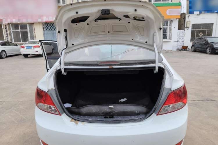 Used Hyundai Verna (older generation) 2013 Sedan 1.4L Automatic Standard GL Model Trunk