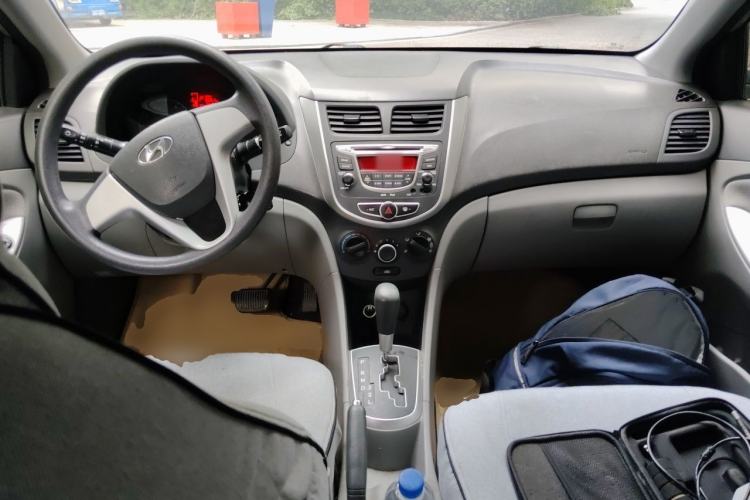 Used Hyundai Verna (older generation) 2013 Sedan 1.4L Automatic Standard GL Model Center Console
