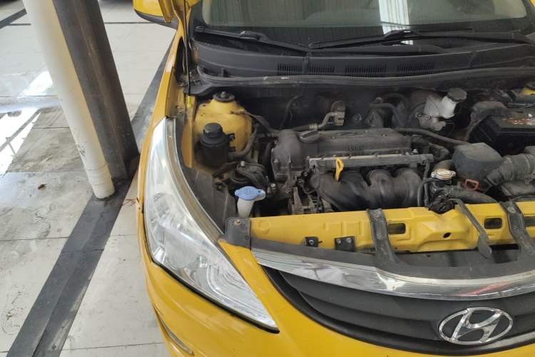 Used Hyundai Verna (older generation) 2013 Sedan 1.4L Automatic Standard GL Model Engine Bay Right