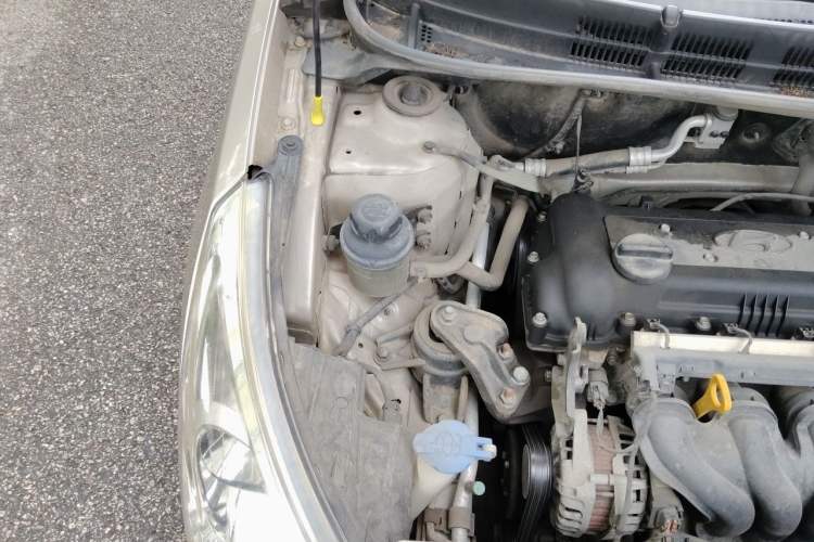 Used Hyundai Verna (older generation) 2013 Sedan 1.4L Automatic Standard GL Model Engine Bay Right