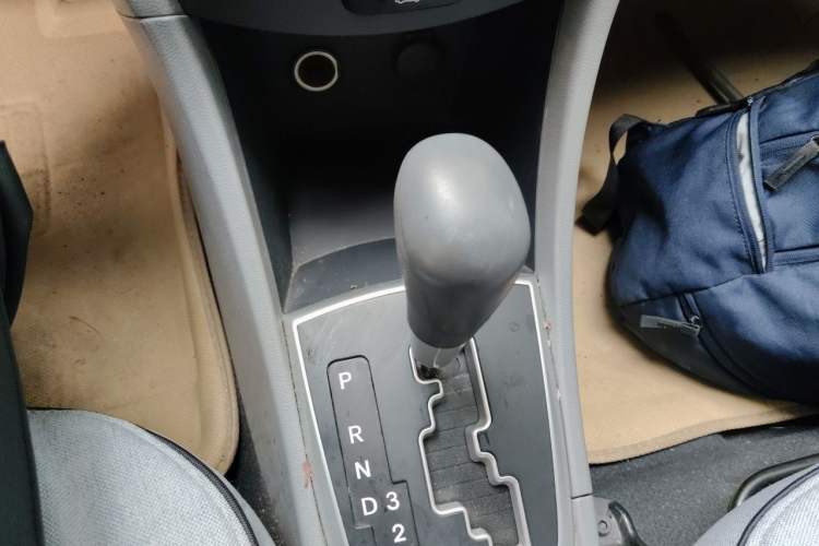 Used Hyundai Verna (older generation) 2013 Sedan 1.4L Automatic Standard GL Model Gear Lever