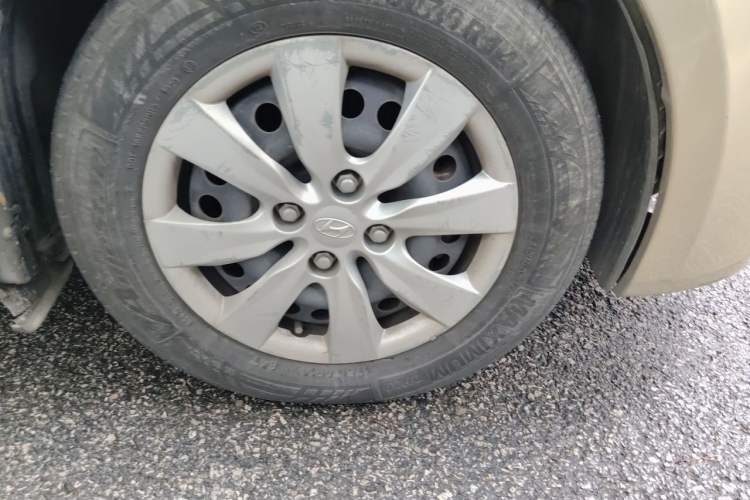 Used Hyundai Verna (older generation) 2013 Sedan 1.4L Automatic Standard GL Model Right Front Wheel Hub