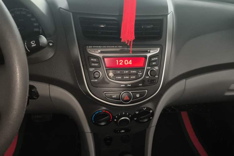 Used Hyundai Verna (older generation) 2014 1.4L Automatic Smart GLS Audio And AC Panel