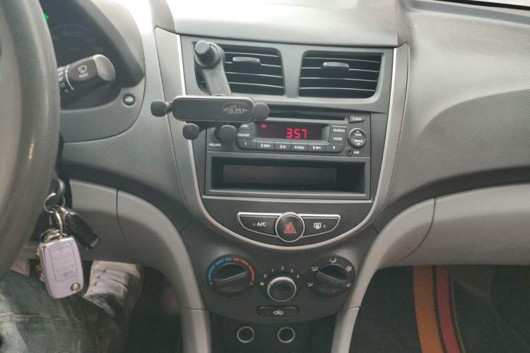 Used Hyundai Verna (older generation) 2014 1.4L Manual Fashion GS Model Audio And AC Panel