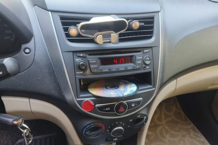 Used Hyundai Verna (older generation) 2014 1.4L Manual Fashion GS Model Audio And AC Panel