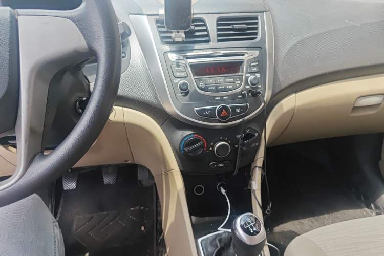 Used Hyundai Verna (older generation) 2014 1.4L Manual Smart GLS Trim Audio And AC Panel