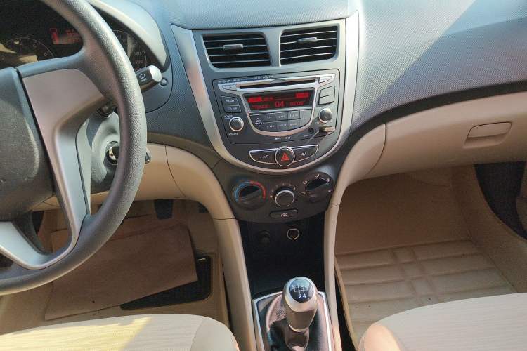 Used Hyundai Verna (older generation) 2014 1.4L Manual Smart GLS Trim Audio And AC Panel