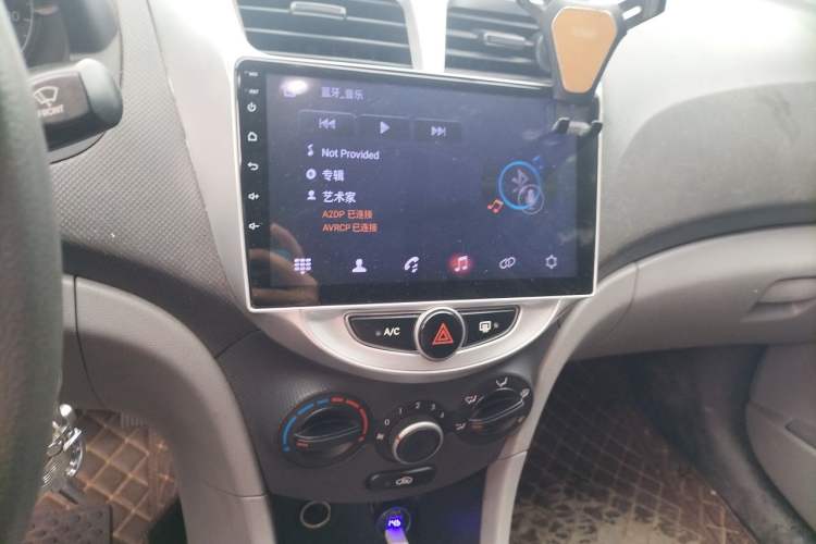 Used Hyundai Verna (older generation) 2014 1.4L Manual Fashion GS Model Audio And AC Panel