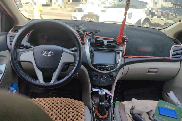 Used Hyundai Verna (older generation) 2014 1.4L Manual Smart GLS Trim Center Console