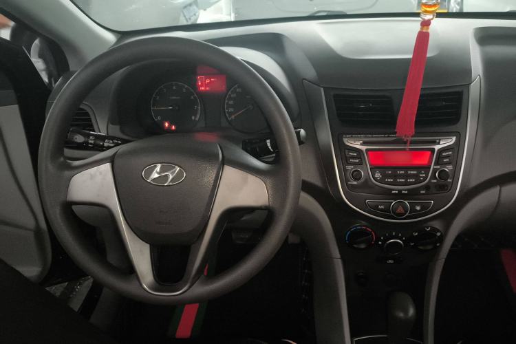 Used Hyundai Verna (older generation) 2014 1.4L Automatic Smart GLS Center Console