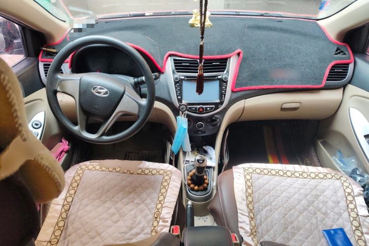 Used Hyundai Verna (older generation) 2014 1.4L Manual Smart GLS Trim Center Console