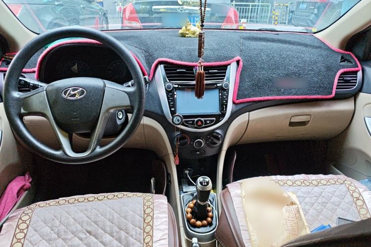 Used Hyundai Verna (older generation) 2014 1.4L Manual Smart GLS Trim Center Console