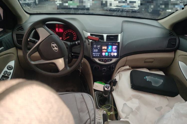 Used Hyundai Verna (older generation) 2014 1.4L Manual Smart GLS Trim Center Console