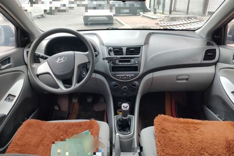 Used Hyundai Verna (older generation) 2014 1.4L Manual Fashion GS Model Center Console