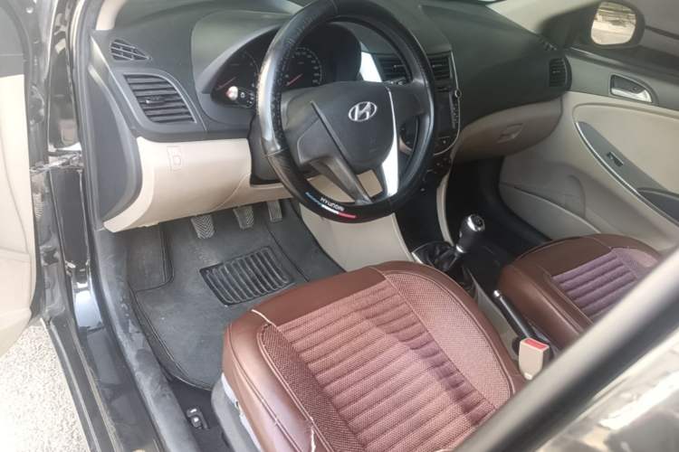 Used Hyundai Verna (older generation) 2014 1.4L Manual Smart GLS Trim Center Console