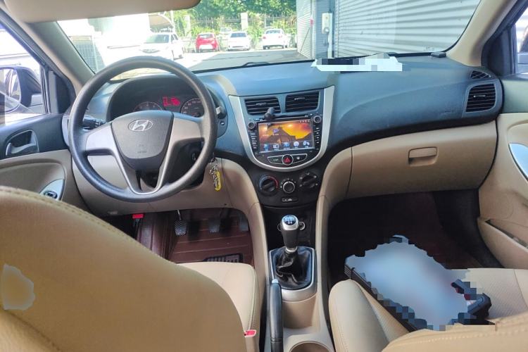 Used Hyundai Verna (older generation) 2014 1.4L Manual Smart GLS Trim Center Console