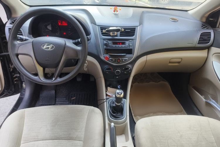 Used Hyundai Verna (older generation) 2014 1.4L Manual Fashion GS Model Center Console