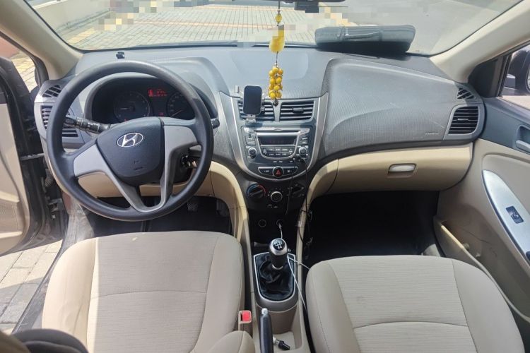 Used Hyundai Verna (older generation) 2014 1.4L Manual Smart GLS Trim Center Console
