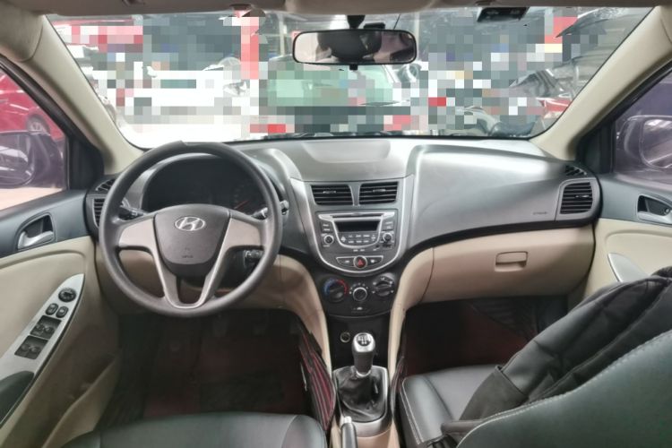 Used Hyundai Verna (older generation) 2014 1.4L Manual Smart GLS Trim Center Console