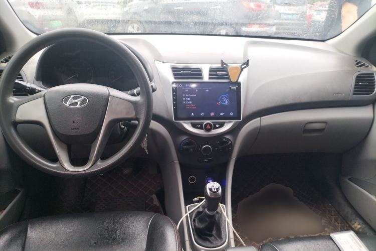 Used Hyundai Verna (older generation) 2014 1.4L Manual Fashion GS Model Center Console