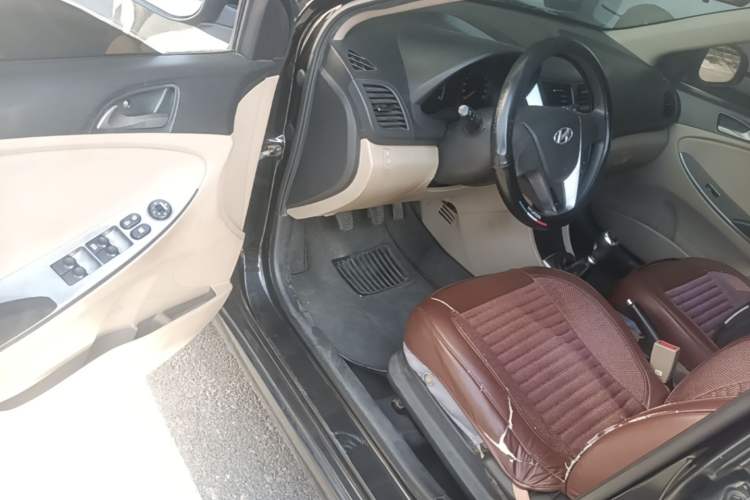 Used Hyundai Verna (older generation) 2014 1.4L Manual Smart GLS Trim Driver Seat