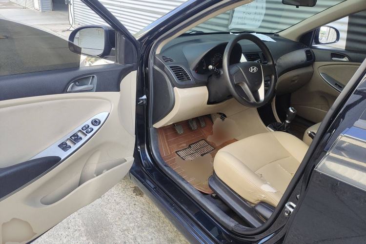 Used Hyundai Verna (older generation) 2014 1.4L Manual Smart GLS Trim Driver Seat