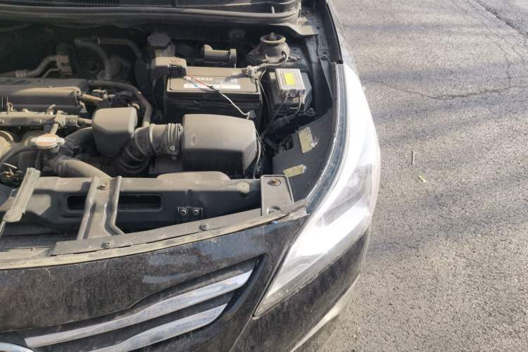 Used Hyundai Verna (older generation) 2014 1.4L Manual Smart GLS Trim Engine Bay Left