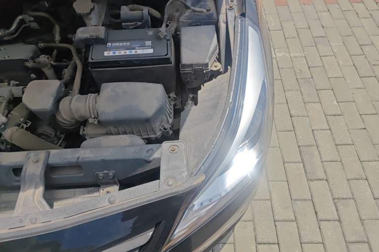 Used Hyundai Verna (older generation) 2014 1.4L Manual Smart GLS Trim Engine Bay Left