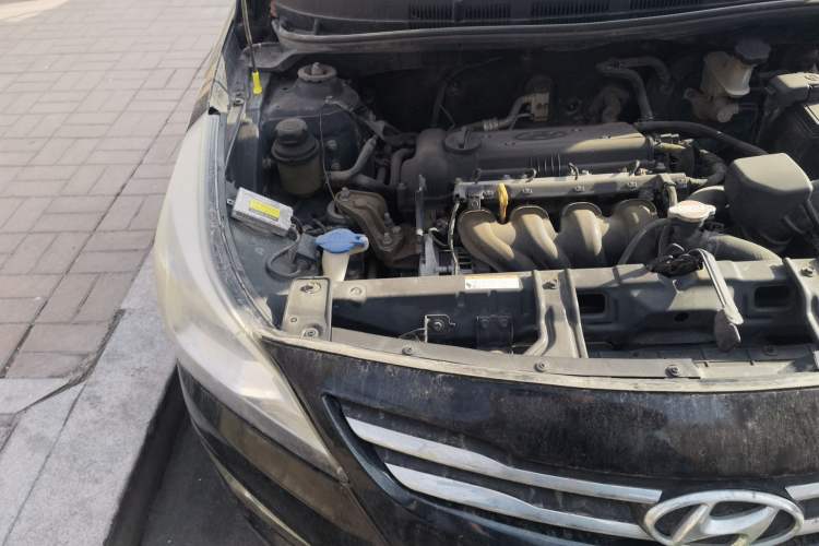 Used Hyundai Verna (older generation) 2014 1.4L Manual Smart GLS Trim Engine Bay Right