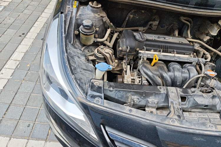 Used Hyundai Verna (older generation) 2014 1.4L Manual Smart GLS Trim Engine Bay Right