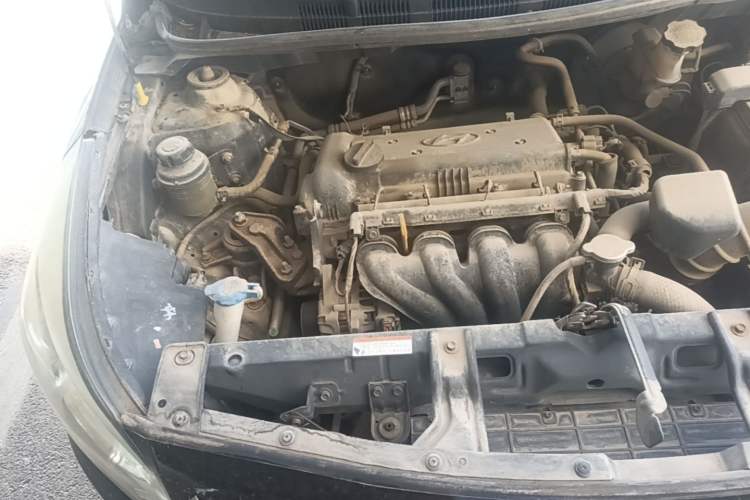 Used Hyundai Verna (older generation) 2014 1.4L Manual Smart GLS Trim Engine Bay Right