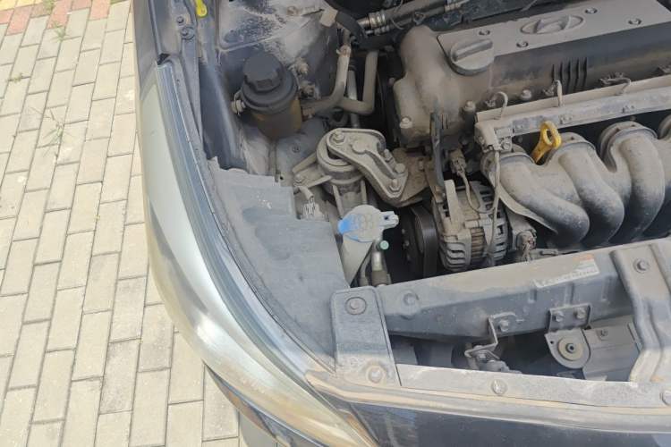 Used Hyundai Verna (older generation) 2014 1.4L Manual Smart GLS Trim Engine Bay Right