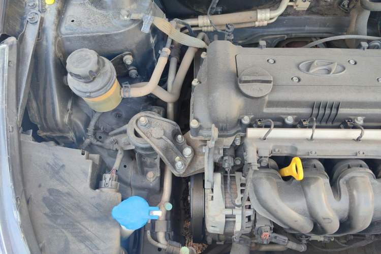 Used Hyundai Verna (older generation) 2014 1.4L Manual Smart GLS Trim Engine Bay Right