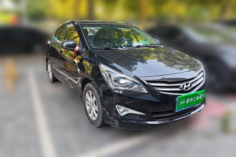 Used Hyundai Verna (older generation) 2014 1.4L Manual Smart GLS Trim Front Right 45 Deg