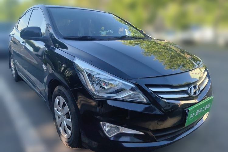 Used Hyundai Verna (older generation) 2014 1.4L Manual Smart GLS Trim Front Right 45 Deg