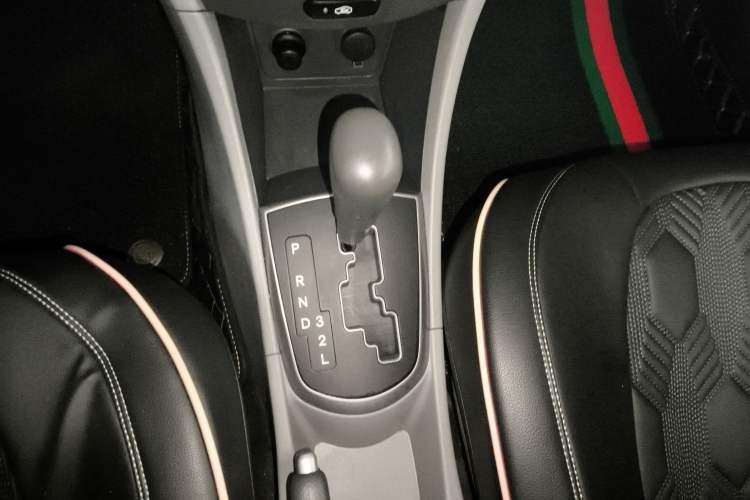 Used Hyundai Verna (older generation) 2014 1.4L Automatic Smart GLS Gear Lever