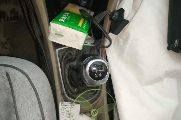 Used Hyundai Verna (older generation) 2014 1.4L Manual Smart GLS Trim Gear Lever