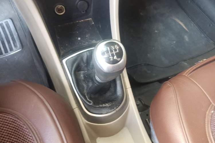 Used Hyundai Verna (older generation) 2014 1.4L Manual Smart GLS Trim Gear Lever