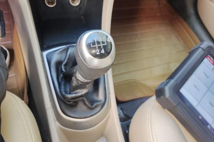 Used Hyundai Verna (older generation) 2014 1.4L Manual Smart GLS Trim Gear Lever