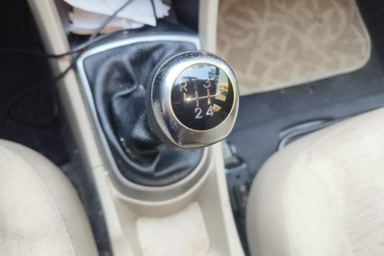 Used Hyundai Verna (older generation) 2014 1.4L Manual Fashion GS Model Gear Lever
