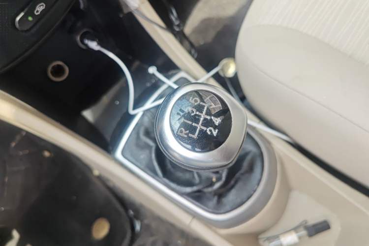 Used Hyundai Verna (older generation) 2014 1.4L Manual Smart GLS Trim Gear Lever